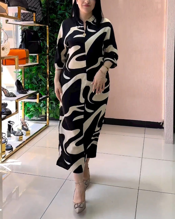 Abstraktmønstret kjole i kontrastfarver