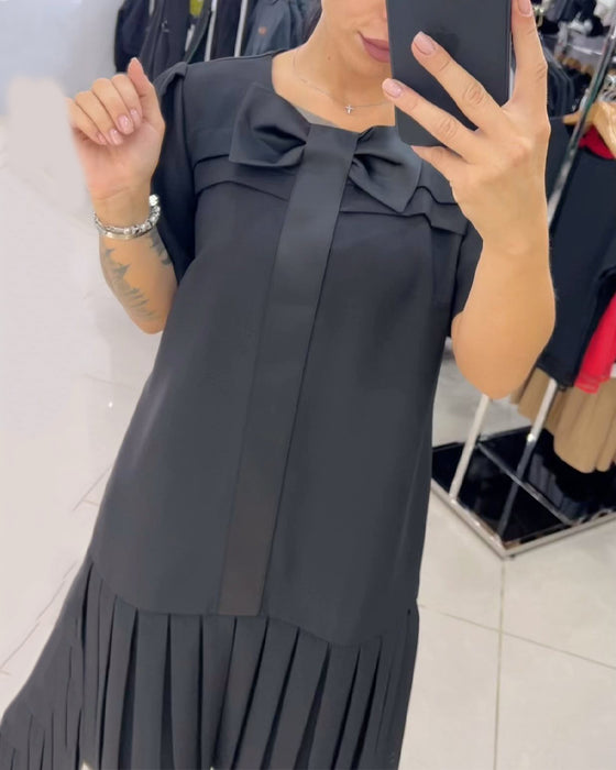 Kortærmet kjole med plisseret nederdel