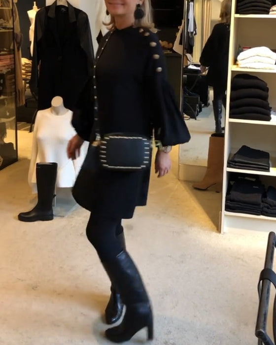 Klassisk sort kjole med lanterneærmer