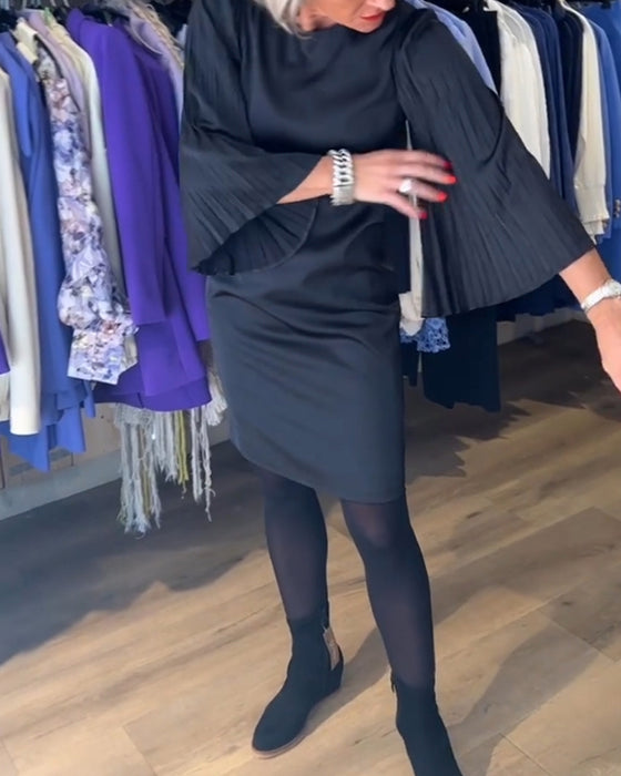 Sort kjole med plisserede klokkeærmer