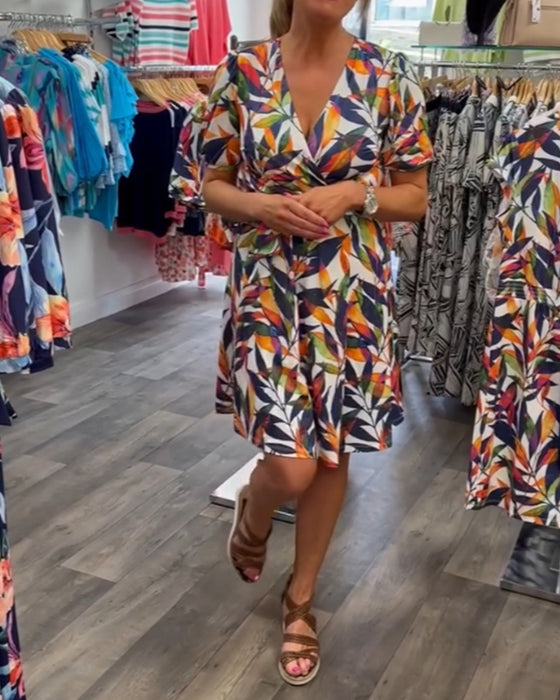 Kortærmet kjole med V-hals og bladprint