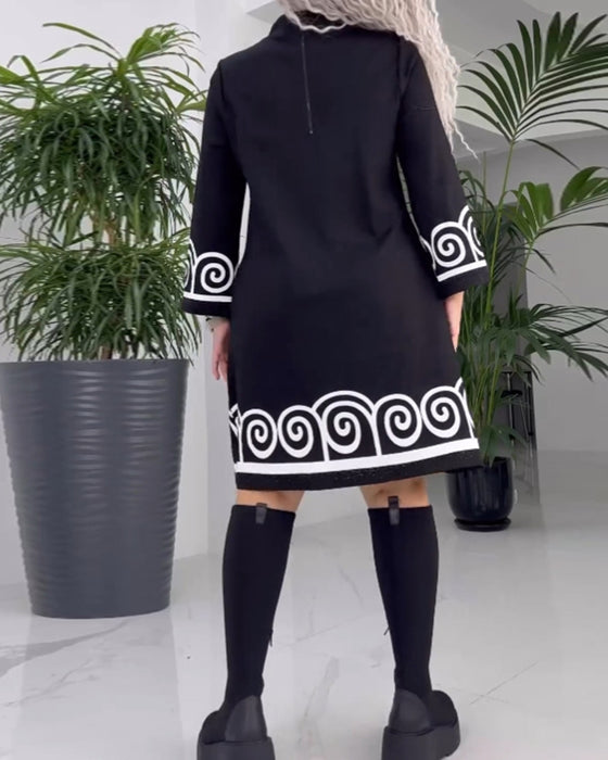 Kjole med bølgemønster og lange ærmer