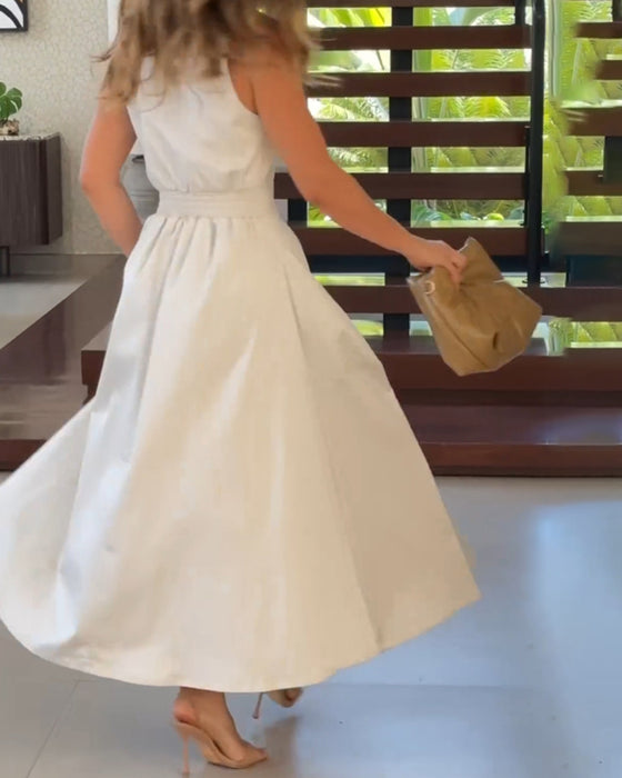 Elegant ensfarvet kjole uden ærmer