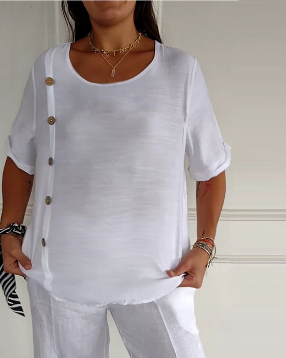 Let sommertop med knapper i siden