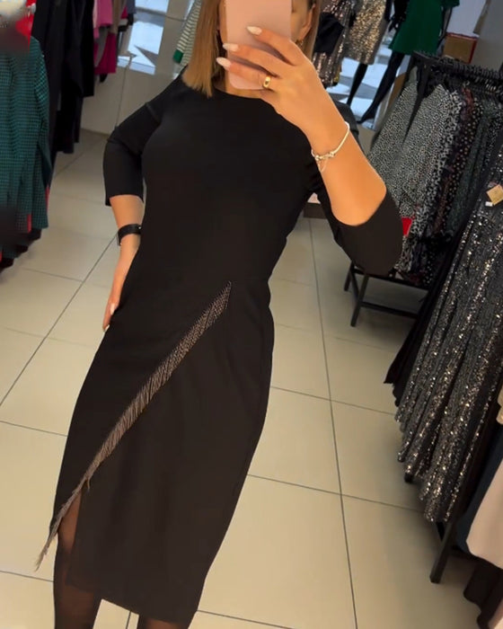 Kjole med skrå slids og rund hals