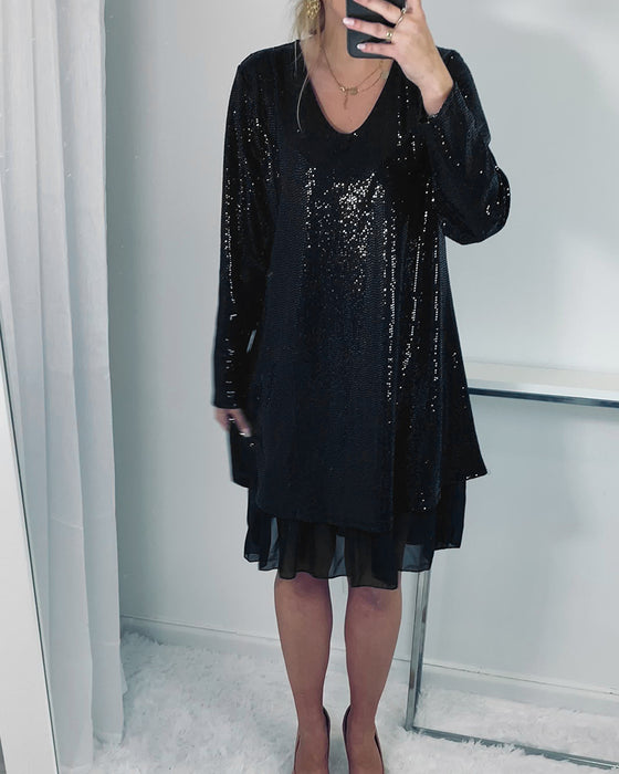 Elegant løs kjole med lange ærmer