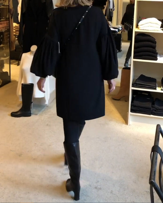 Klassisk sort kjole med lanterneærmer