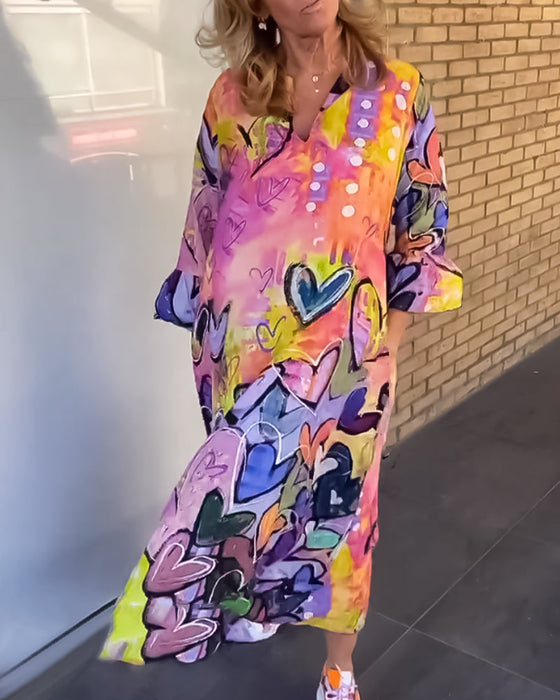 Langærmet kjole med farverige hjerter og V-udskæring