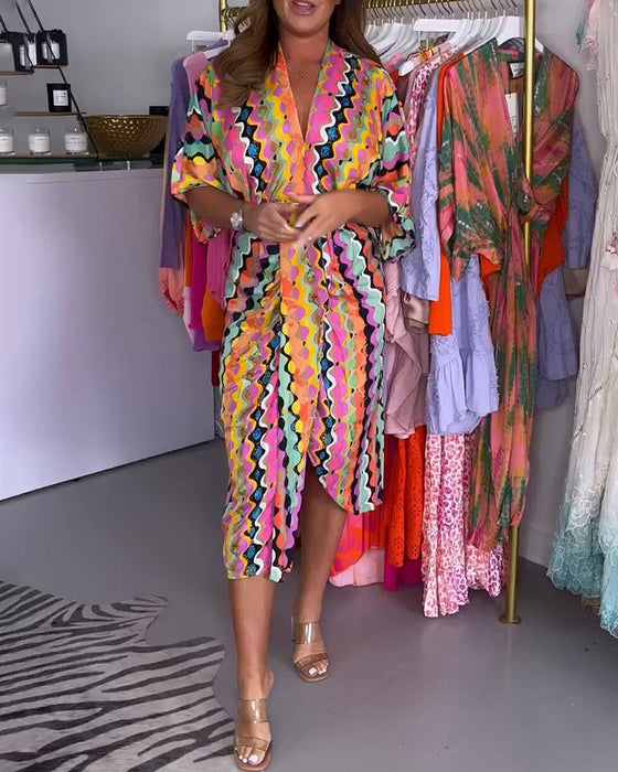 Farverig kjole med V-udskæring og halve ærmer