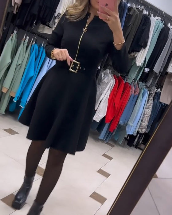 Enkel ensfarvet kjole med lynlås