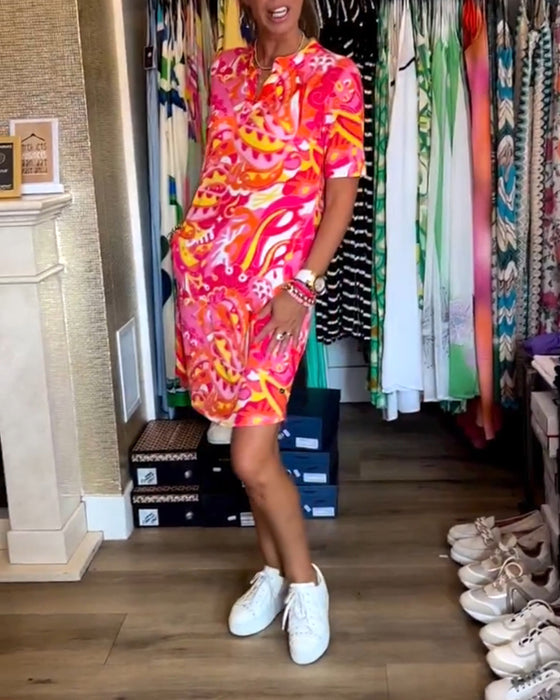 Knælang sommerkjole i farverigt design