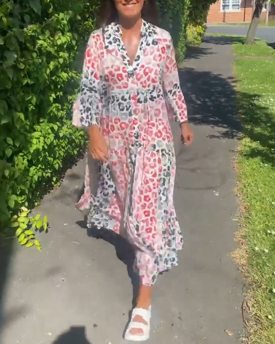 V-halset kjole med flæser og print