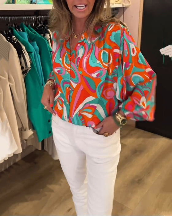 Løs bluse med abstrakt print