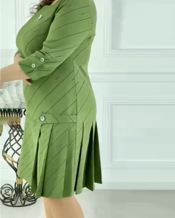 Grøn kjole med plisseret nederdel