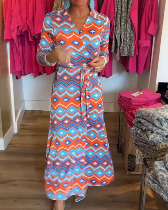 Farverigt mønstret kjole med reverskrave