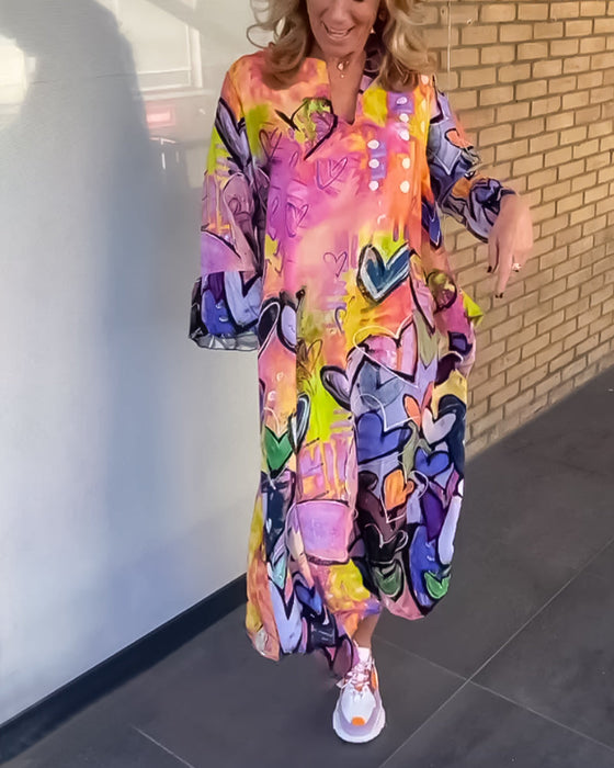 Langærmet kjole med farverige hjerter og V-udskæring