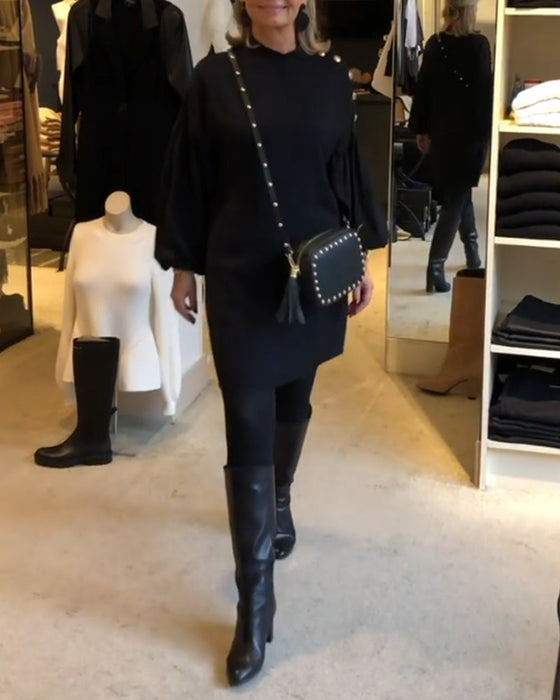 Klassisk sort kjole med lanterneærmer