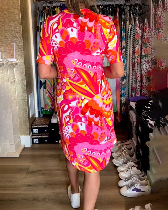 Knælang sommerkjole i farverigt design