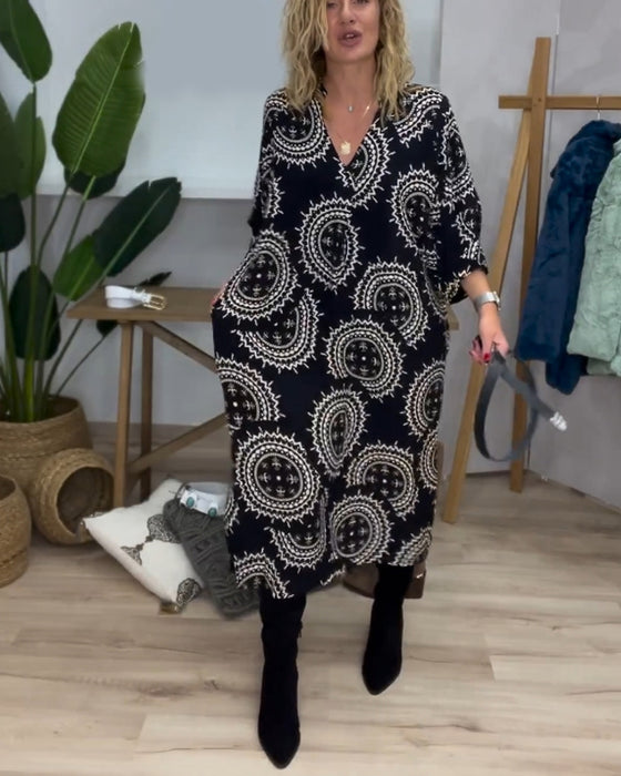 Mønstret kjole med V-udskæring og lange ærmer