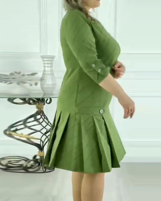 Grøn kjole med plisseret nederdel