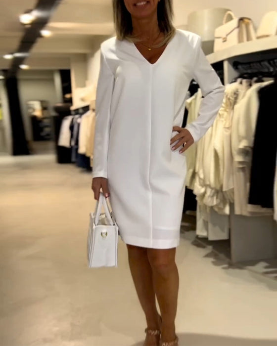 Knælang shiftkjole med V-udskæring