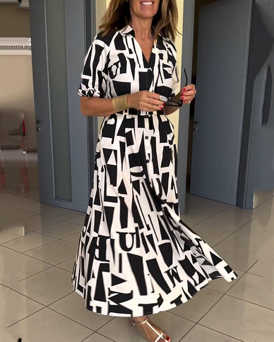 Kjole med geometrisk print i løs pasform