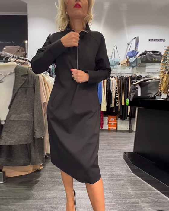 Ensfarvet kjole med høj hals og lynlås