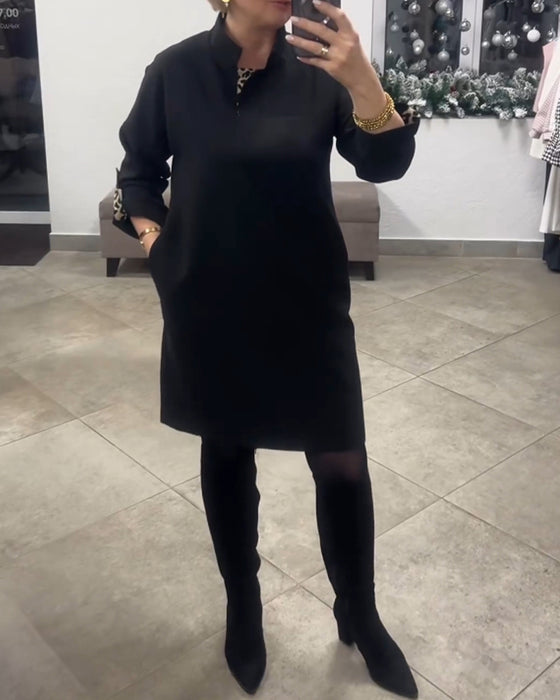 Ensfarvet kjole med ståkrave