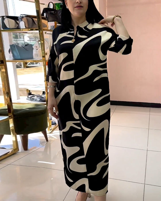 Abstraktmønstret kjole i kontrastfarver