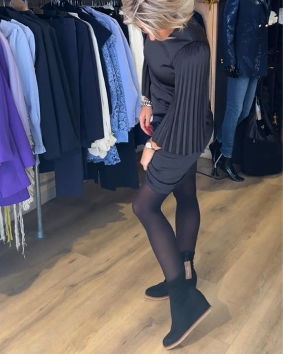 Sort kjole med plisserede klokkeærmer