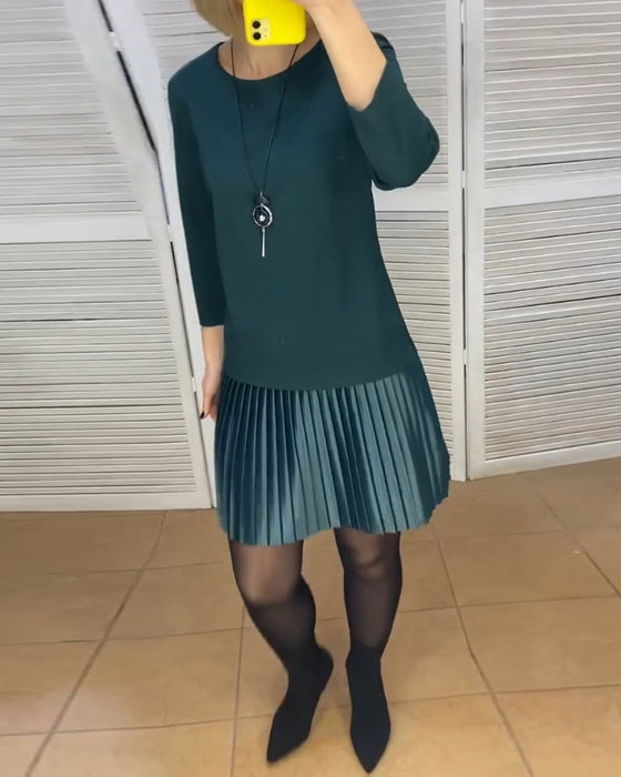 Kjole med plisserede paneler