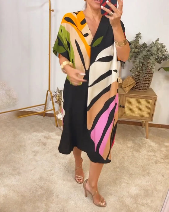 Afslappet kjole med farverigt bladmotiv