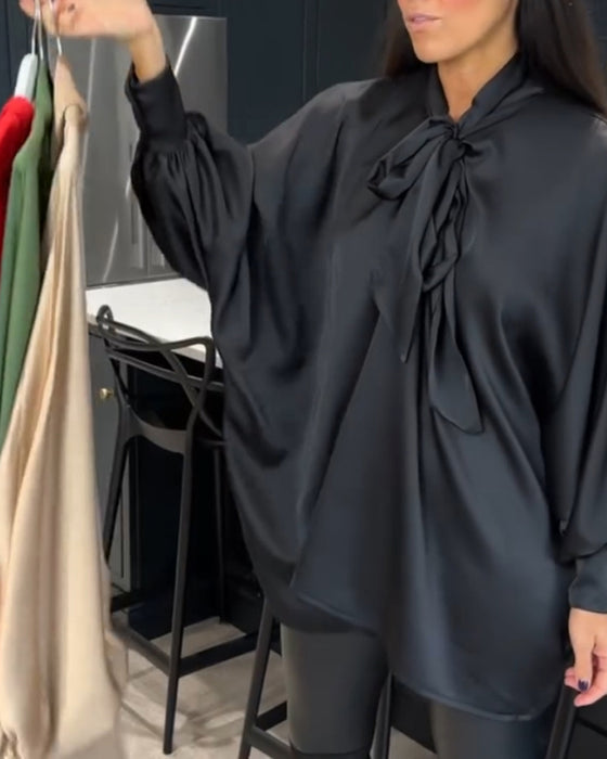 Ensfarvet og elegant bluse med integreret tørklæde