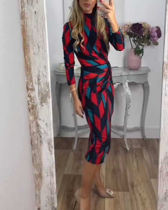 Kjole med sidesnit og farverigt diamantmønster