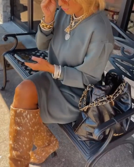 Ensfarvet kjole i løs pasform