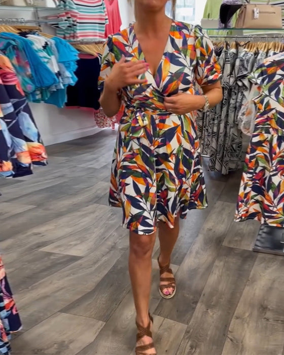 Kortærmet kjole med V-hals og bladprint