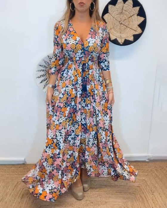 Blomsterkjole med dyb V-udskæring