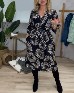 Mønstret kjole med V-udskæring og lange ærmer
