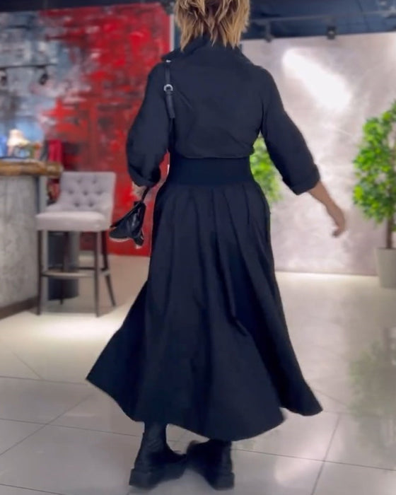 Sort kjole med tredobbelte bæltespænder