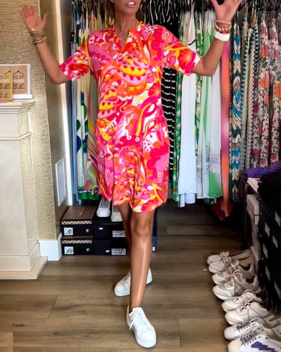 Knælang sommerkjole i farverigt design