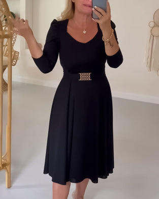 Ensfarvet kjole i taljen