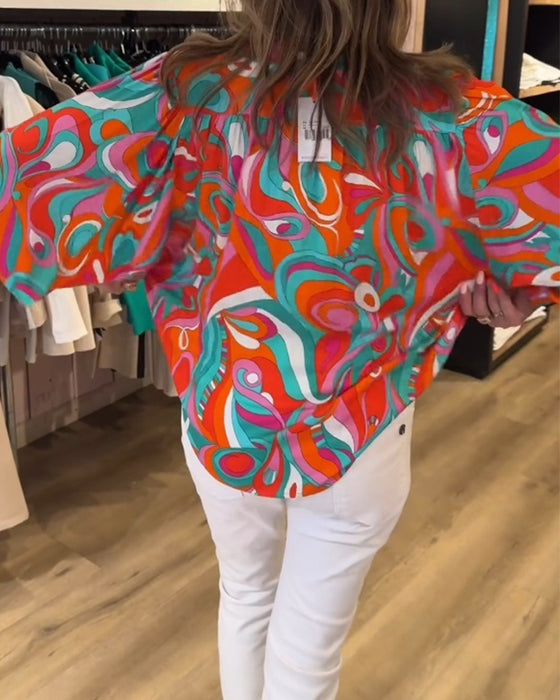 Løs bluse med abstrakt print