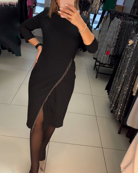 Kjole med skrå slids og rund hals