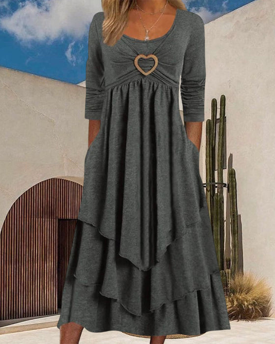 Rundhalset kjole med flæser i etager