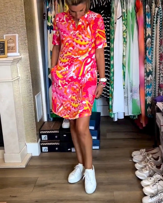 Knælang sommerkjole i farverigt design