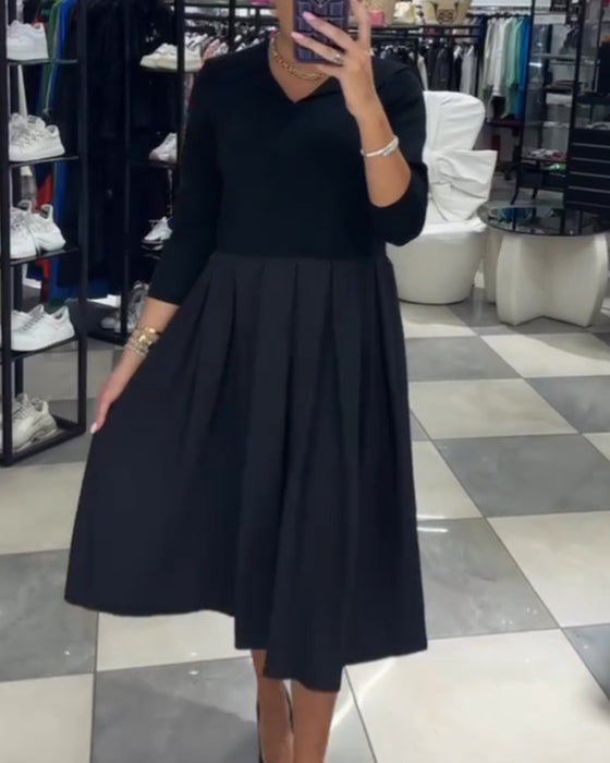 Patchwork kjole med V-udskæring og plisseret nederdel