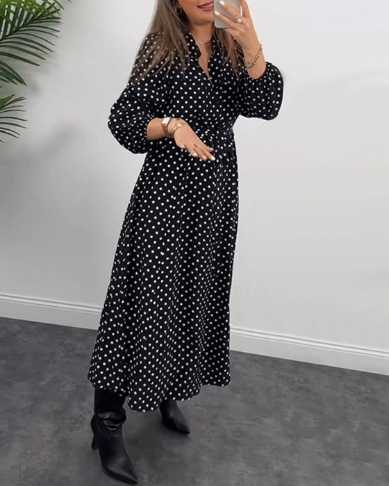 Elegant prikmønstret kjole med skjortekrave