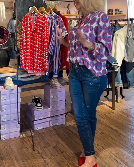 Elegant bluse med v-udskæring og geometrisk print