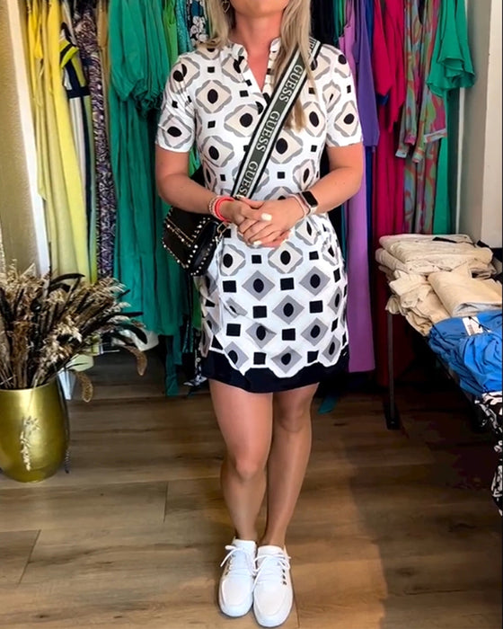 V-halset kortærmet kjole med print