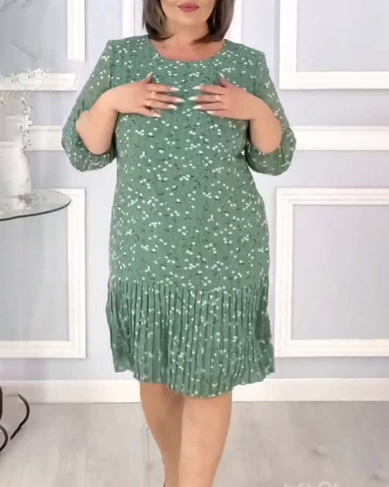 Elegant patchwork kjole med plisseret nederdel